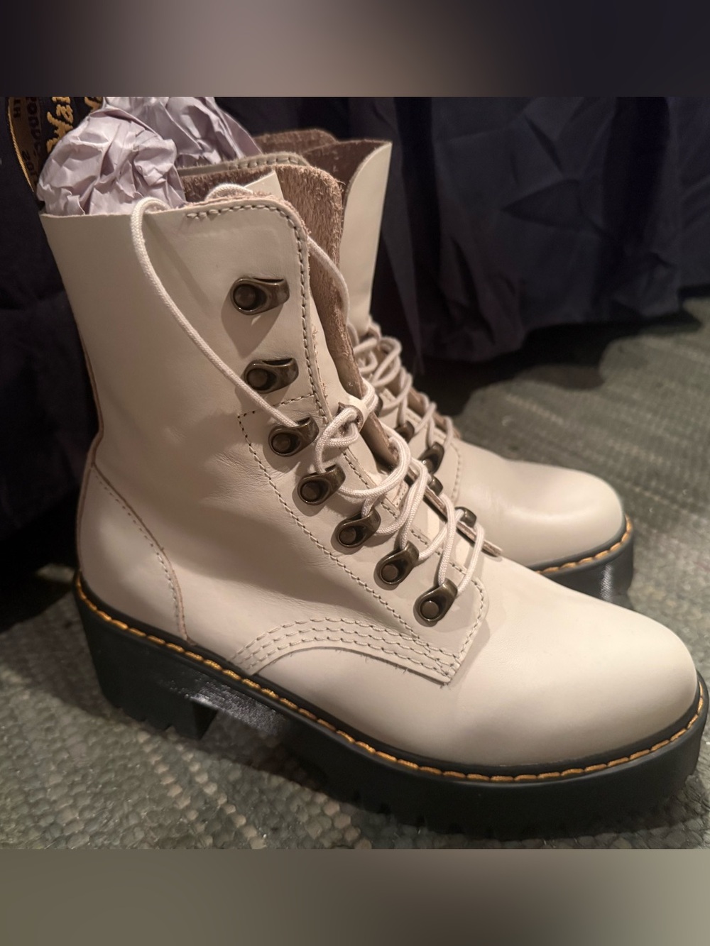 Dr. Martens Leona boots in Bone